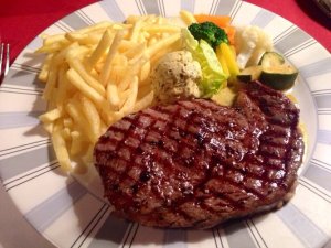 Zart gebratenes Rinderfilet mit Beilage